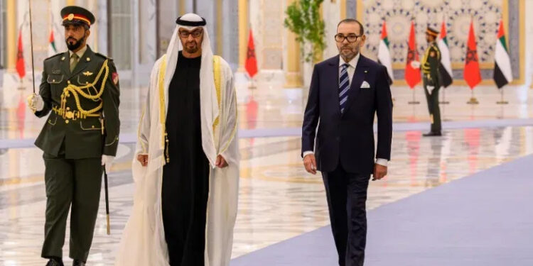 الملك محمد السادس يصل أبوظبي.. زيارة خاصة تؤكد عمق الأخوة المغربية الإماراتية