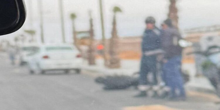 عاجل… صباحٌ يبدأ بالصدمة: دراجة نارية تدهس فتاة قرب سور المطار بالداخلة