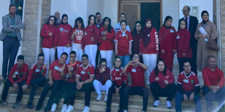 أطفال الإعاقة بالحسيمة يرسمون لوحة وطنية في ذكرى المسيرة الخضراء