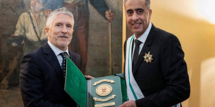 حموشي يتوج بالصليب الأكبر الإسباني.. رمز الريادة الأمنية المغربية عالمياً