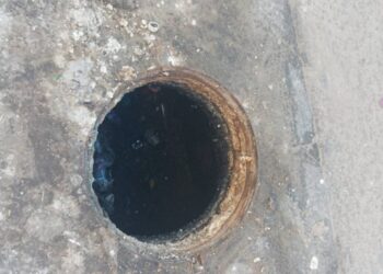 خطر صامت في قلب الداخلة: حفرة تتحول إلى فخ يومي لمستعملي الطريق