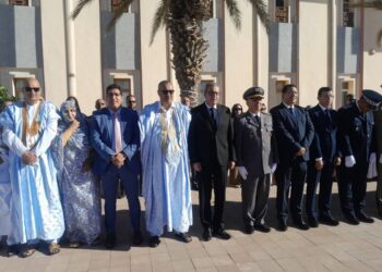 احتفاءٌ وطني: والي الداخلة يقود مراسم تحية العلم في الذكرى الـ70 للاستقلال