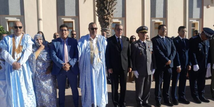 احتفاءٌ وطني: والي الداخلة يقود مراسم تحية العلم في الذكرى الـ70 للاستقلال