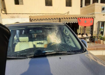 حادثة مروعة بالداخلة… امرأة تكسر سيارات بكورنيش المدينة وتثير الرعب