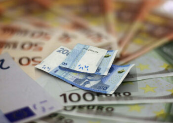 الدرهم يترنح أمام الدولار ويرتفع أمام الأورو.. بورصة الدار البيضاء بين الصعود والانخفاض