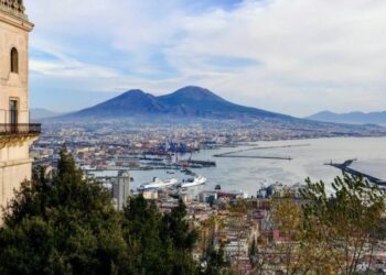 انفجار ثقافي: طنجة تحتضن معرض “فن البركان” الإيطالي احتفاءً بتاريخ نابولي العريق