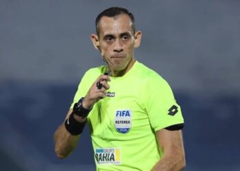 معركة الصافرة: حكم باراغواياني يتولى إدارة قمة المغرب وعُمان