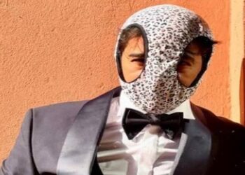 انفجار جدل… عمر لطفي بقناع من الملابس الداخلية في مهرجان مراكش