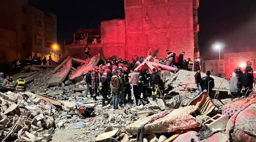 كارثة فاس: انهيار بنايتين يحصد 22 روحاً ويصدم المغرب vis 121 02 02