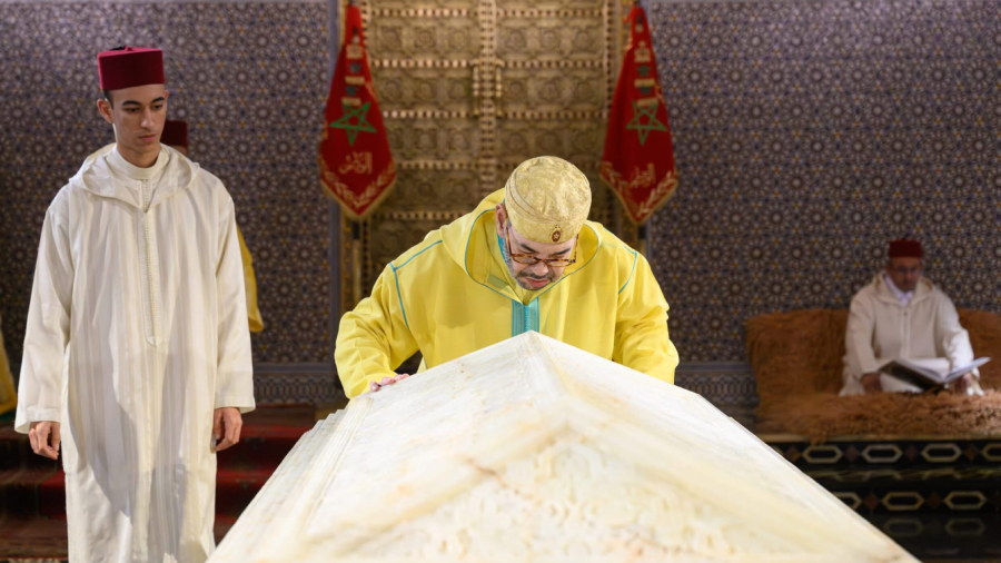 الملك محمد السادس يحيي ذكرى الملك محمد الخامس والحنين للوحدة الوطنية في العاشر من رمضان