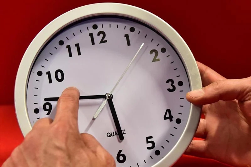 تغيير الساعة في المغرب يثير الجدل مجدداً.. العودة إلى توقيت GMT+1 بعد رمضان