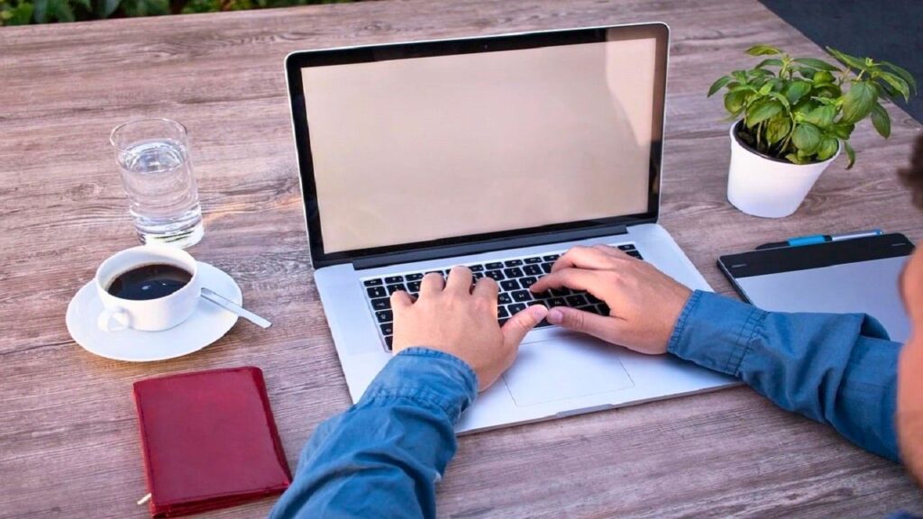 الذكاء الاصطناعي يقتحم الجامعات المغربية… هل انتهى زمن التقييم الحقيقي؟