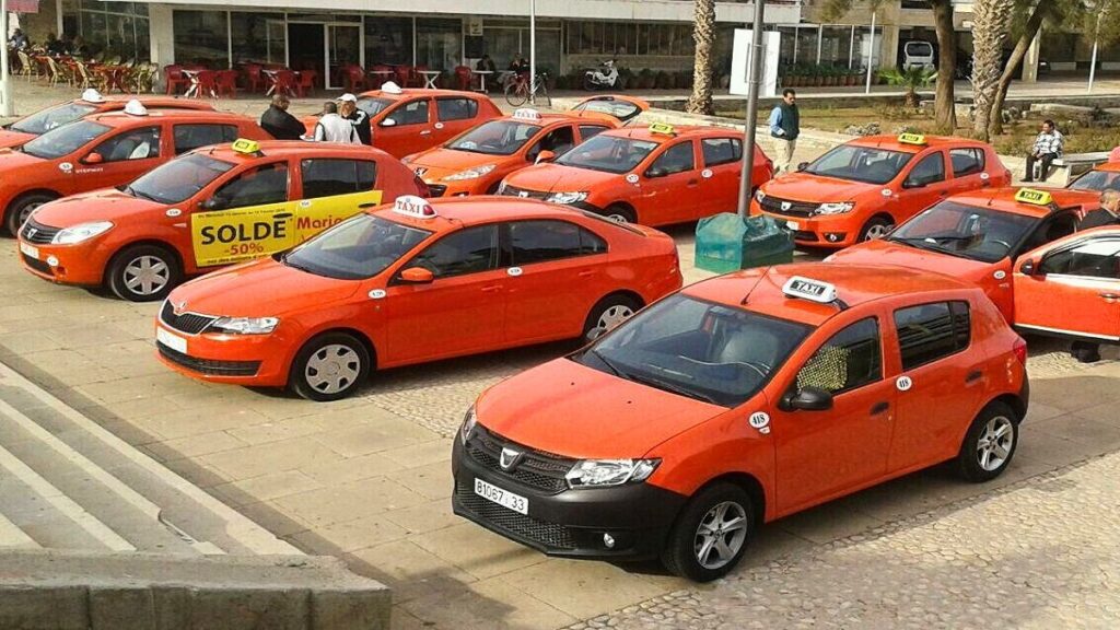 كاميرات المراقبة داخل سيارات الأجرة تثير جدلاً واسعاً بالمغرب
