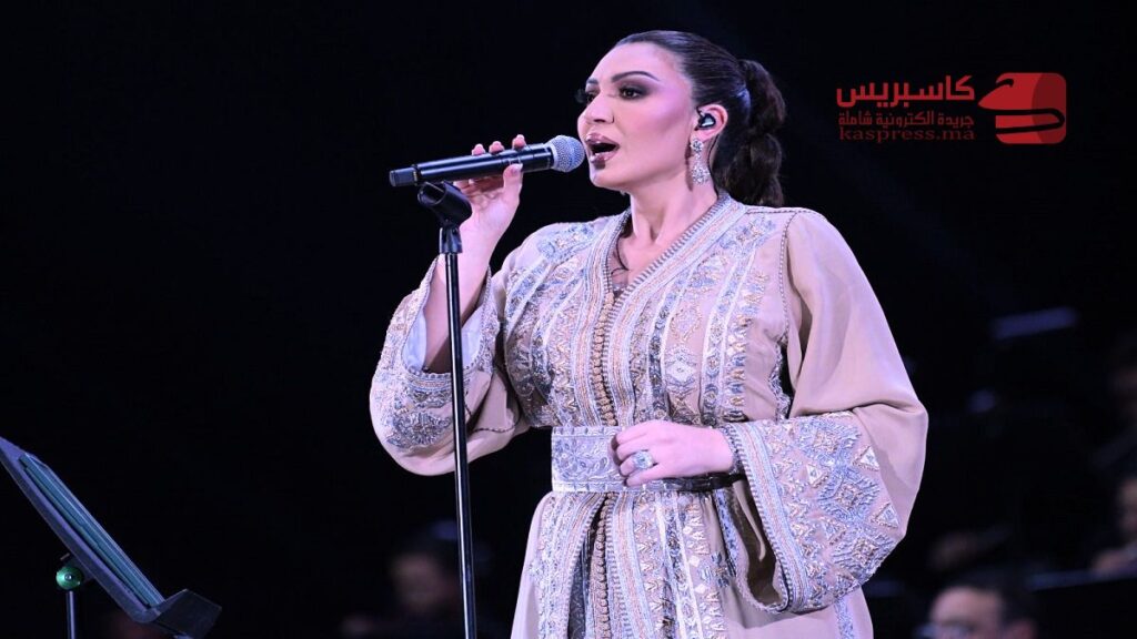 أسماء لمنور خلال حفلها بمهرجان كناوة في الصويرة رفقة ريتشارد بونا