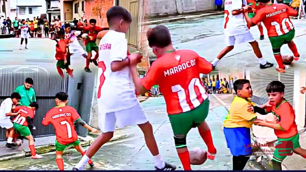المنتخب المغربي.. أطفال برازيليون يرتدون قميص أسود الأطلس في مشهد لافت