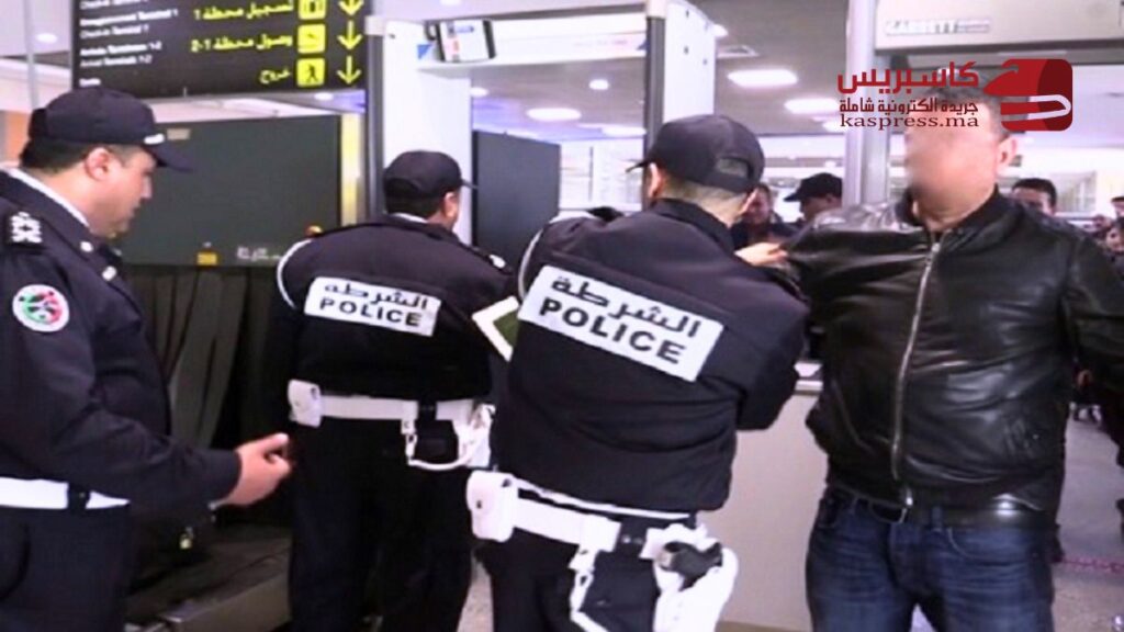 عناصر الأمن بمطار محمد الخامس أثناء تنفيذ عملية توقيف دولي لمواطن ألماني مبحوث عنه.