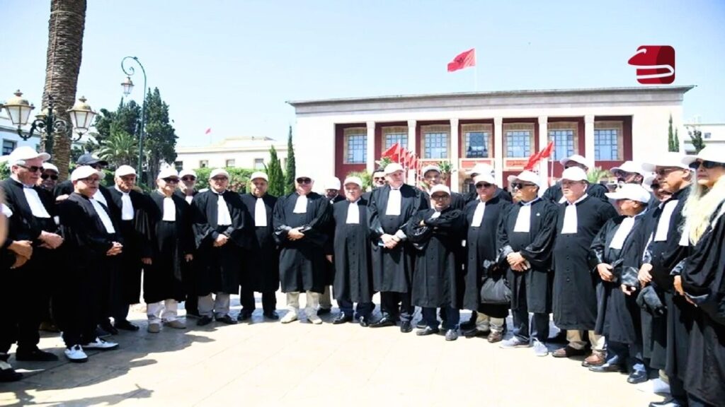 المحامون بالمغرب يصعّدون الاحتجاج ويتمسكون بالتوقف عن الخدمات المحامون بالمغرب واحتجاجهم على قانون المحاماة الجديد